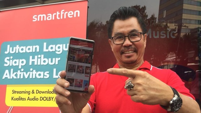 Deputi CEO Smartfren, Djoko Tata Ibrahim, pamer aplikasi SmartMusic. Foto: Alfaddillah/kumparan