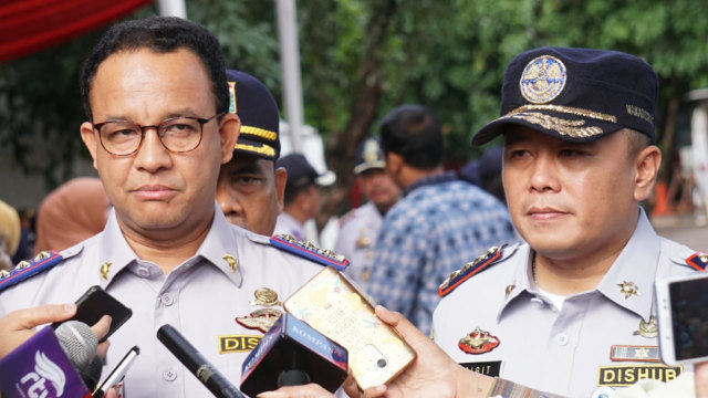 Gubernur DKI Jakarta Anies Baswedan (kiri) bersama Plt Kadishub DKI Jakarta Sigit Wijatmoko di Lapangan IRTI Monas, Jakarta, Senin (11/2). Foto: Jamal Ramdhan/kumparan