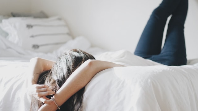 Beberapa gerakan olahraga dapat dilakukan di atas tempat tidur (Foto: Pixabay)