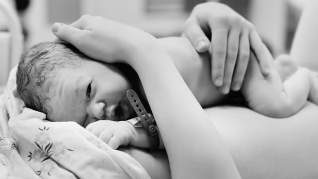 ilustrasi bayi baru lahir skin to skin contact dengan ibunya Foto: Shutterstock