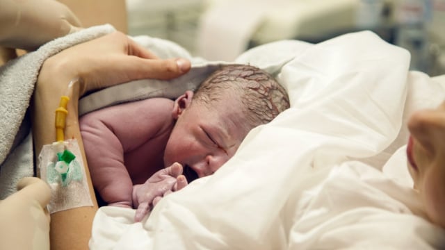 Inisiasi Menyusu Dini atau IMD bisa membantu bayi BAB Foto: Shutterstock