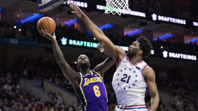 Joel Embiid beraksi di pertandingan menghadapi Lakers. Foto: USA Today/Reuters/Bill Streicher