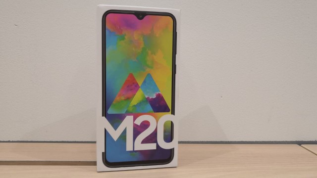 Kemasan boks Samsung Galaxy M20. Foto: Bianda Ludwianto/kumparan