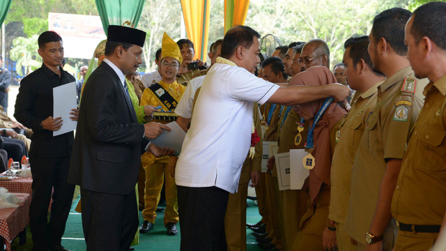 Prof Benny Rianto dari Kementerian Hukum dan HAM memberikan anugerah Desa Sadar Hukum kepada 42 Desa di Aceh Tamiang, Senin (11/2). Foto: Humas Aceh 