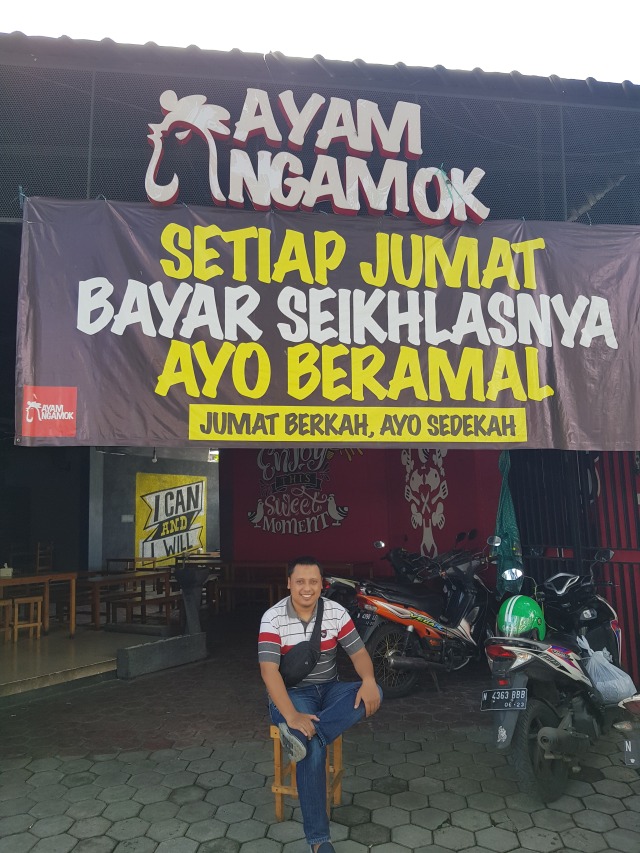 Puspita Agung Eka saat di foto di depan warung makannya, senin (9/2).