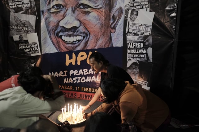 Nandang Astika, koordinator SJB, saat melakukan penyalaan lilin, Senin (11/2) - kanalbali/LSU