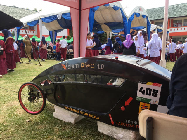 Mobil listrik Malem Diwa 1.0 karya Fakultas Teknik Unsyiah saat dipamerkan di Sekolah Fatih Bilingual School, Senin (11/2). Foto: Reza Arif untuk acehkini