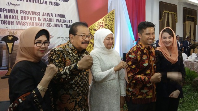 Gubenur Jawa Timur terpilih Khofifah Indar Parawansa (tengah) foto bersama dengan Soekarwo beserta Istrinya dan Emil Dardak beserta Istrinya di acara Mohon Diri Purna Tugas di Gedung Negara Grahadi, Surabaya, Senin (11/2). Foto: Yuana Fatwalloh/kumparan