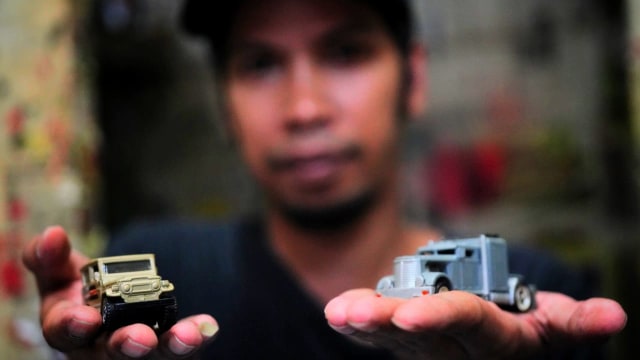 Edit Lesmana di tempat workshop diecast Hell's Garage, Bandung. (Foto-foto: Agus Bebeng/Bandungkiwari) 