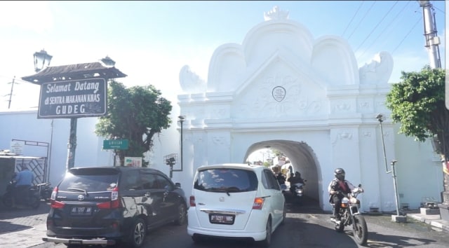 Suasana Plengkung Wijilan yang jadi pintu masuk ke Sentra Makanan Khas Gudeg Wijilan. Foto: asa