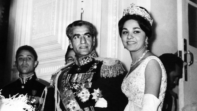 Mohamed Reza Pahlavi, dan Farah Diba, Foto ini diambil pada 21 Desember 1959. Foto: AFP
