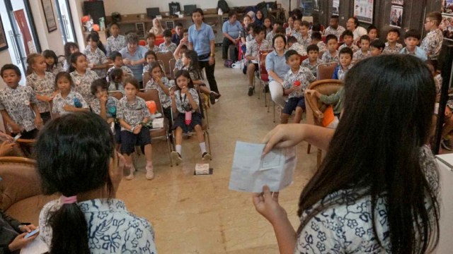 Sekolah Jakarta Montessori melakukan pemilihan ketua kelas dengan cara simulasi pemilihan umum di KPU Pusat, Jakarta, Selasa (12/02). Foto: Jamal Ramadhan/kumparan