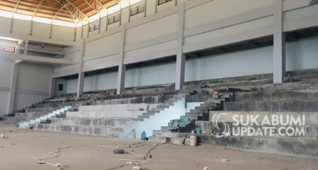 Kondisi dalam ruangan GOR Merdeka Kota Sukabumi yang belum bisa digunakan. | Sumber Foto:Muhammad Gumilang.