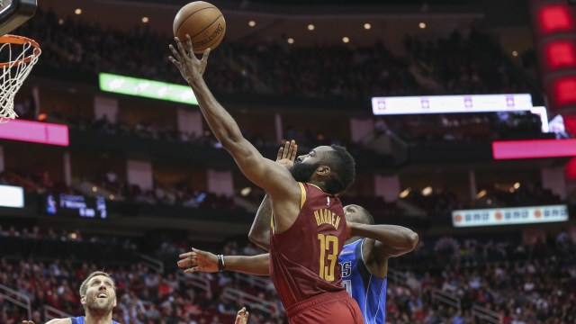 Guard Houson Rockets, James Harden, melakukan lay-up ke ring Dallas Mavericks. Foto: Troy Taormina-USA TODAY Sports via Reuters