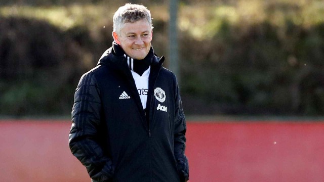 Pelatih Manchester United, Ole Gunner Solskjaer, berada di Aon Training Complex jelang pertandingan Liga Champions melawan PSG. Foto: Reuters/Jason Cairnduff