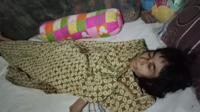 Kondisi terakhir Meta yang masih terbaring di rumahnya di Mojokerto, Jawa Timur. Foto: Dok. Istimewa