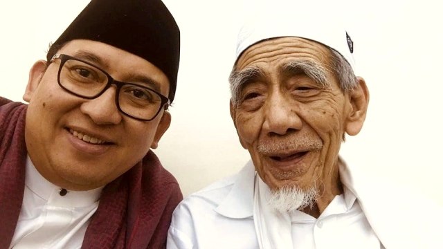 Fadli Zon bersama Mbah Moen. Foto: Twitter/@fadlizon