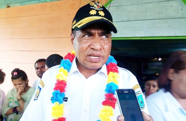 Wakil Gubernur Papua Barat, Muhamad Lakotani saat diwawancara wartawan. (Foto Irsye)