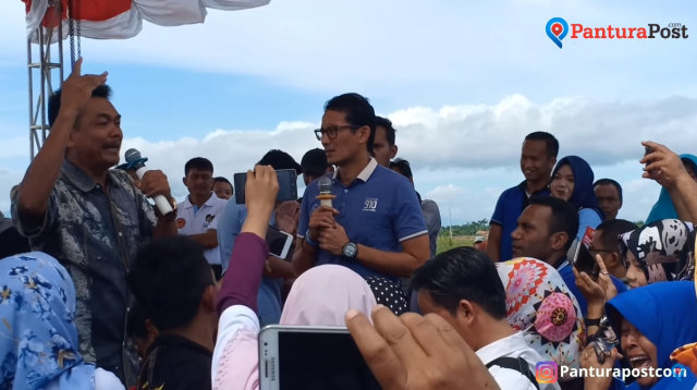 M. Subkhan saat curhat dengan Sandiaga Uno di Desa Krasak, Brebes, Senin (11/2). (Foto: Fajar Eko Nugroho) 