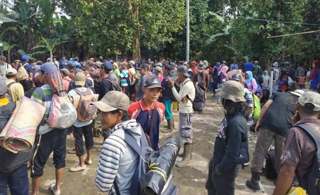 Warga dari tiga desa di Kabupaten Muaro Jambi menggelar aksi untuk menduduki kantor PT BBS, Senin (11/2/2019). Foto: Suwandi