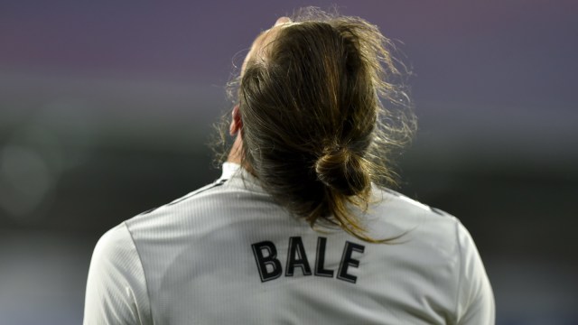 Gareth Bale menunjukkan gesture kecewa ketika Real Madrid menghadapi SD Huesca. Foto: Ander Gillenea/AFP