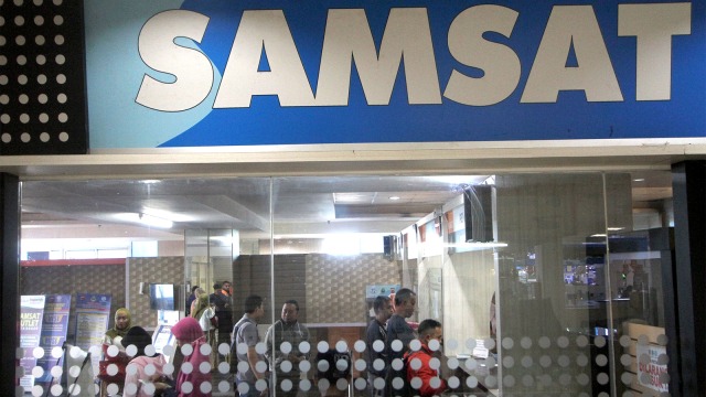 Suasana di Samsat. Foto: ANTARA FOTO/Yulius Satria Wijaya