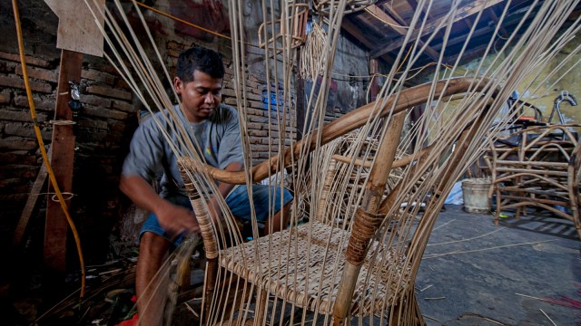 Pekerja menyelesaikan pembuatan kursi di salah satu industri mebel rotan di Palu, Sulawesi Tengah. Foto: Antara/Basri Marzuki