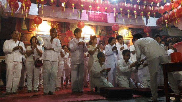 Umat Tri Dharma Sedang melaksanakan sembahyang Thien Kung, di Klenteng Tulus Harapan Kita, Kota Gorontalo, Gorontalo (12/2). Foto oleh: Renal Husa
