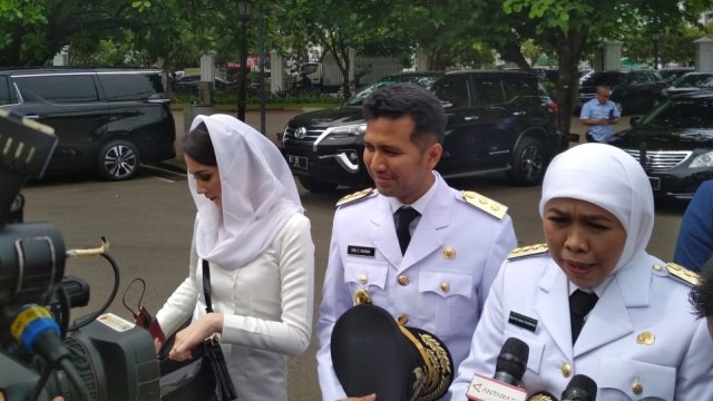 Khofifah Indar Parawansa (kanan) dan Emil Dardak tiba di Istana Kepresidenan jelang pelantikan. Foto: Fahrian Saleh/kumparan