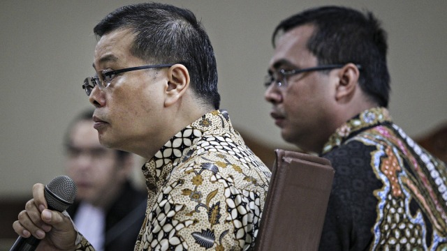 Willy Agung (kiri) dan Teguh Dudy Syamsuri Zaldy menjawab pertanyaan Jaksa Penuntut Umum (JPU) pada sidang lanjutan di Pengadilan Tipikor. Foto: Antara/Dhemas Reviyanto