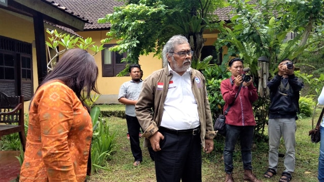 Ketua Komisi Nasional Perlindungan Anak (Komnas PA), Arist Merdeka Sirait mengunjungi salah satu ashram di Klungkung mengecek dugaan adanya pelecehan seksual terhadap anak. Foto: Denita BR Matondang/kumparan