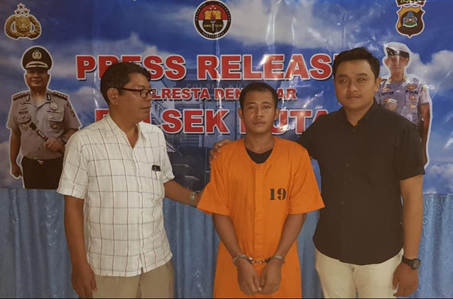 Pelaku saat ditunjukan polisi kepada wartawan, Rabu (13/2) - kanalbali/IST