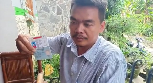 Subkhan menunjukkan tandatangan asli dia di KTP dan SIM, Rabu (13/2). (Foto: Fajar Eko Nugroho/Panturapost.id)