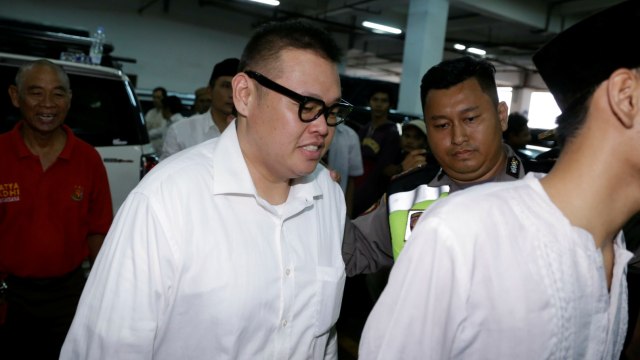 Presenter Reza Bukan (kedua kiri) saat menjalani sidang di Pengadilan Negeri Jakarta Barat, Rabu, (13/02). Foto: Ronny/kumparan
