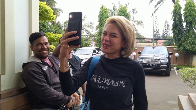 Nikita Mirzani sambangi Pengadilan Agama Jakarta Selatan, Kamis (14/2). Foto: Maria Gabrielle Putrinda/kumparan