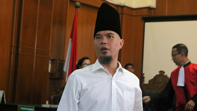 Terdakwa kasus dugaan pencemaran nama baik Ahmad Dhani menghadiri sidang lanjutan ketiga di Pengadilan Negeri Surabaya, Jawa Timur. Foto: Antara/Didik Suhartono
