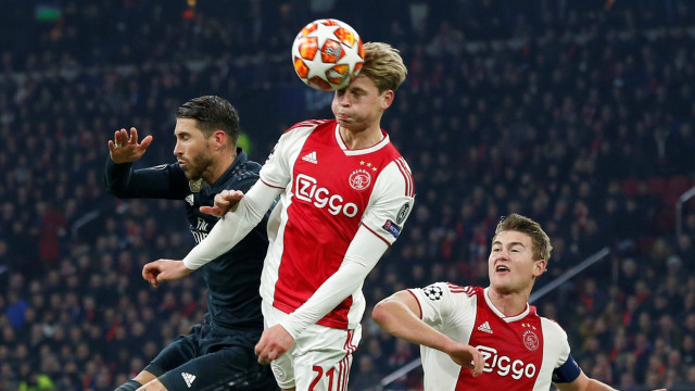 Frenkie de Jong berduel dengan Sergio Ramos, disaksikan Matthijs de Ligt. Foto: Reuters/Eva Plevier