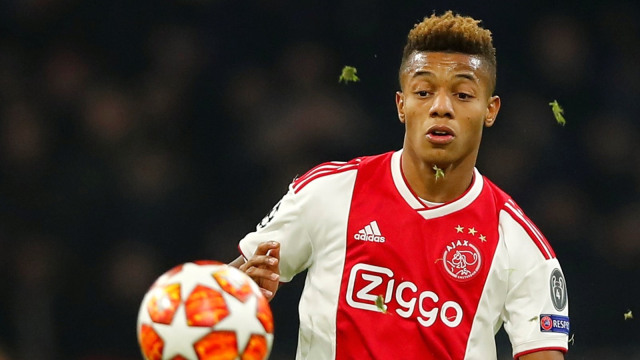David Neres di pertandingan melawan Real Madrid. Foto: Reuters/Wolfgang Rattay