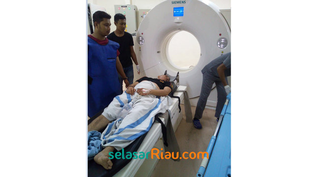 ANGGOTA Satpol PP, Defrian, saat menjalani perawatan intesnif di RSUD Bengkalis, Rabu, 13 Februari 2019. 