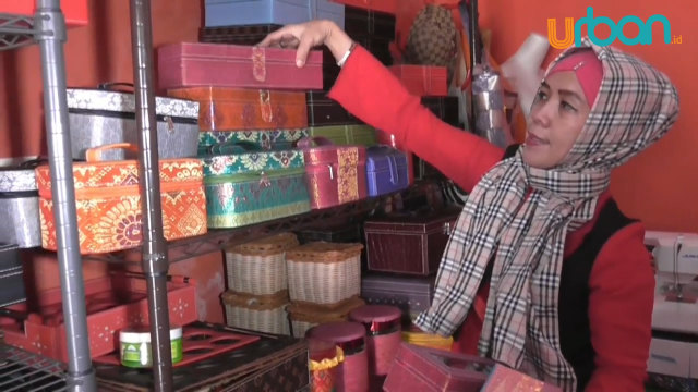 Roro menunjukkan sejumlah kreasi yang dihasilkanya dari hasil sisa potongan kain songket (foto: Urban Id)