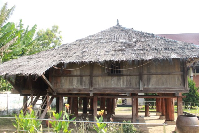 Lamban Pesagi di halaman depan Museum Lampung | foto: Latifah Desti Lustikasari/lampunggeh.co.id