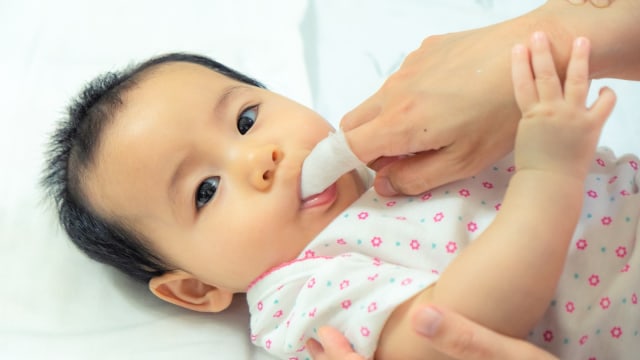 Ilustrasi bayi ke dokter gigi. Foto: Shutter Stock