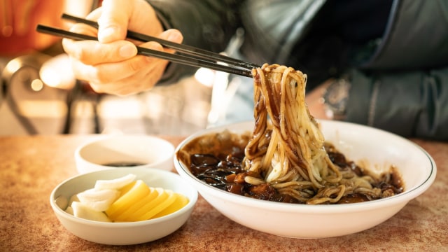Ilustrasi Makan Jajangmyeon. Foto: Shutter Stock