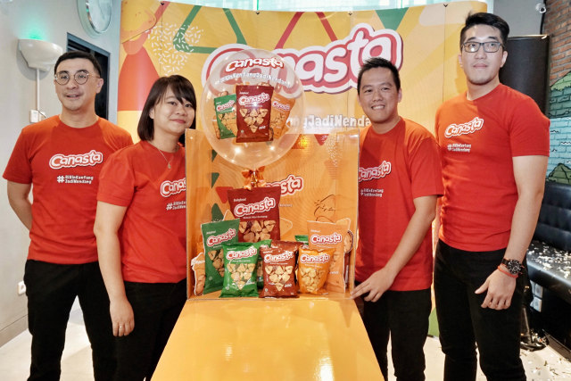 Kiri-kanan: Axton Salim (Direktur PT. Indofood Sukses Makmur Tbk.), Priscillia Angelina (Brand Manager Biskuit), Abraham Nandiwardhana (Senior Brand Manager Biskuit), dan Hans Christian (Brand Manager Biskuit) Foto: Dok. Istimewa