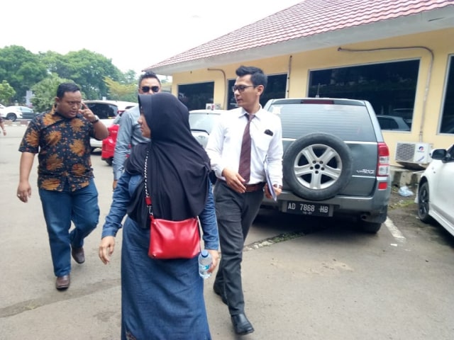 Istri Nuryanto, Meli Rahmawati (33) didampingi kuasa hukum, Hermawan, di Mapolda Jabar. (Ananda Gabriel).