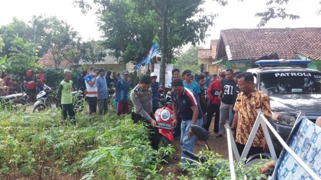 Polisi mengolah TKP ledakan granat yang menewaskan satu orang anak. Foto: Dok. Polres Bogor