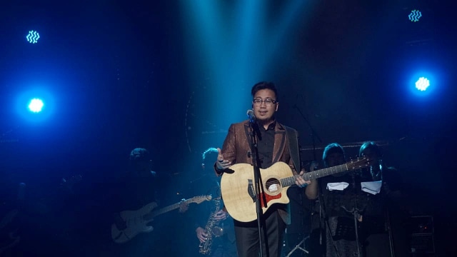 Penampilan Adera pada konser Harmonia Titik Balik di Balai Sarbini, Jakarta, Kamis (14/2). Foto: Jamal Ramadhan/kumparan
