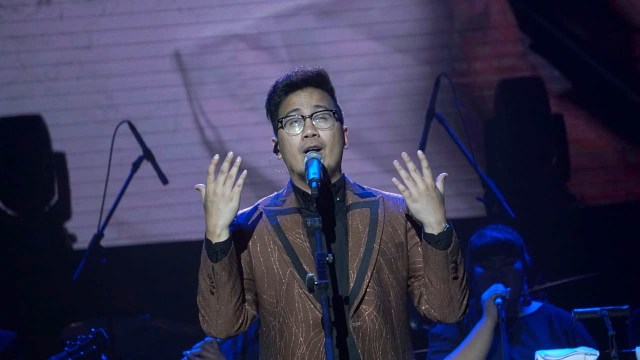Penampilan Adera pada konser Harmonia Titik Balik di Balai Sarbini, Jakarta, Kamis (14/2). Foto: Jamal Ramadhan/kumparan