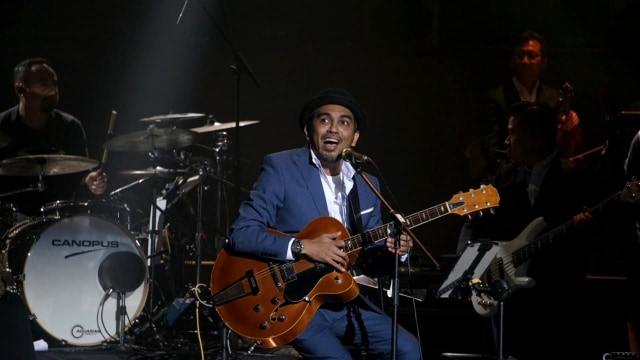 Penampilan Glenn Fredly pada konser Harmonia Titik Balik di Balai Sarbini, Jakarta, Kamis (14/2). Foto: Jamal Ramadhan/kumparan