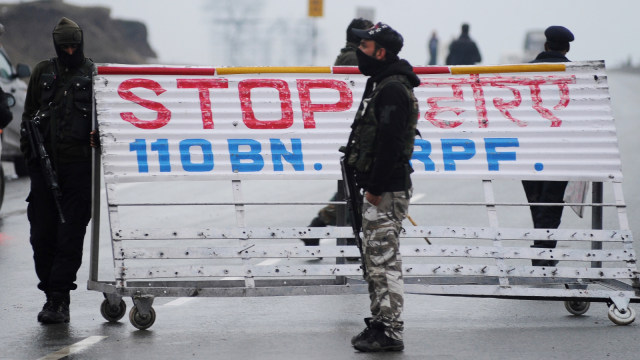 Tentara India berjaga di lokasi ledakan di Lethpora di distrik Pulwama, Kashmir selatan, India. Foto: AFP/HABIB NAQASH